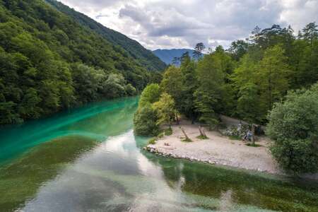 Sotočje Soče in Tolminke (Foto Jošt Gantar, arhiv ZTDS)