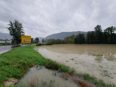 Padavine se umirjajo, začasno zaprt most čez Sočo pri Volarjih